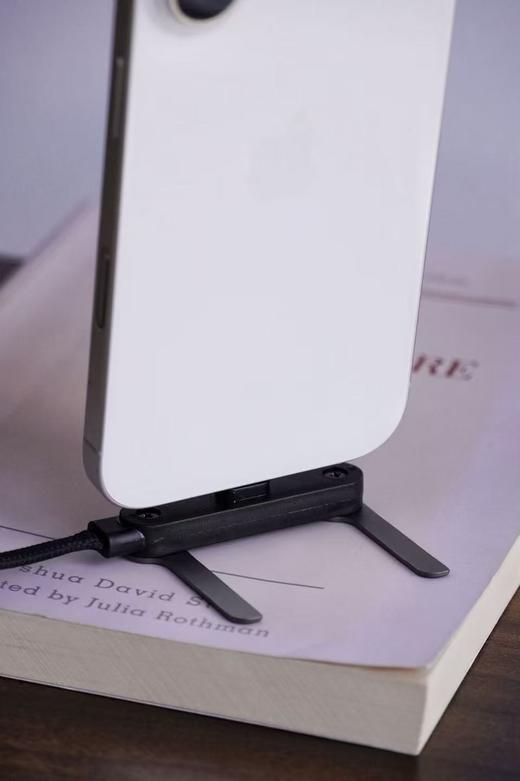 既是充电线，也是手机支架👍🏻美抖一周爆卖2.2万件的网红神器❗❗【AURARO折叠支架数据线】240W快充弯头数据线，边充边玩不挡手，追剧党/游戏党福音✔  商品图3