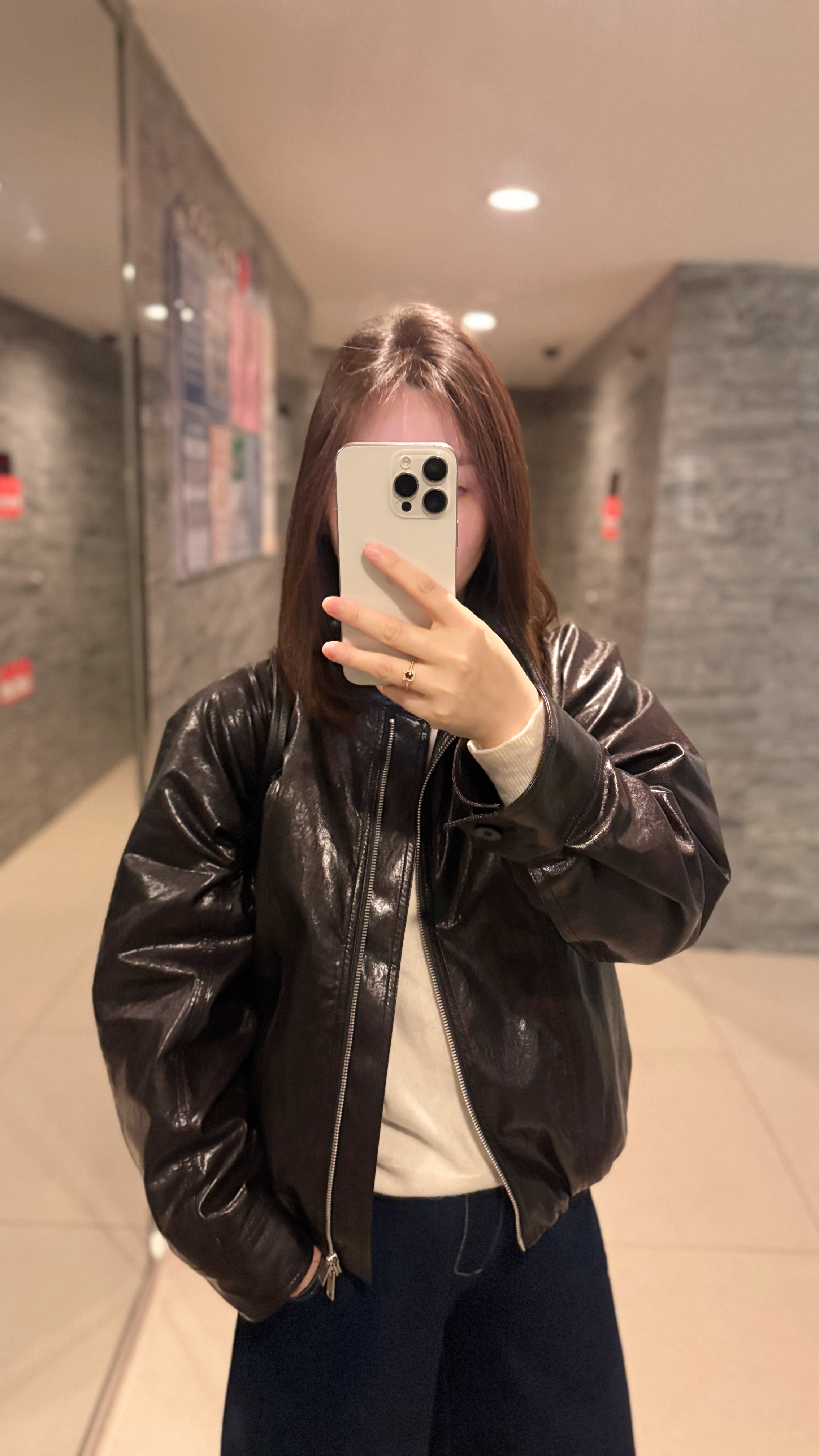 PU皮立领短款夹克外套 落肩宽松衣袖 透气舒适 光泽细腻 柔韧耐穿 自带复古滤镜 定制双向金属拉链头 慵懒随性 层次丰富