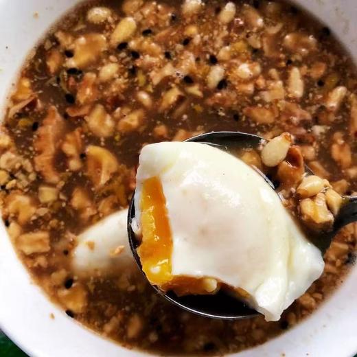 【坚果红糖姜茶】采用老姜、红糖纯原料，搭配菜籽油炒制提香，拒绝香精、防腐剂，保留食材本味，打破传统姜茶单调口感，搭配花生、核桃、腰果、白芝麻4种坚果，既有红糖的清甜，又有坚果的香脆。 商品图2