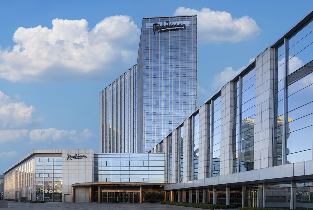 ★聚会游★周末专享！ ￥2599起/套，2晚2间房+4人早餐+3顿餐！【苏州纽威丽筠酒店】背靠460万㎡苏州太湖国家湿地公园，环境宜人！另有10人套餐可选~有效期至2026年12月30日