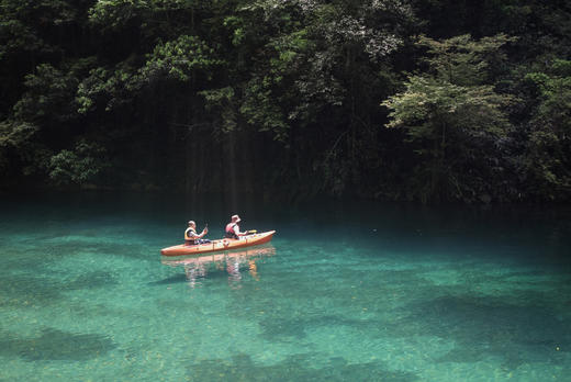 【五一/暑期】东方仙本那有多美？探秘22℃山水恩施～亲子6日，VIP船入屏山峡谷，走进隐世天坑、古村鹿院坪，做客土家族吊脚楼，专场火塘歌会，西兰卡普非遗体验、换装旅拍…定金锁暑期团早鸟减800！ 商品图8