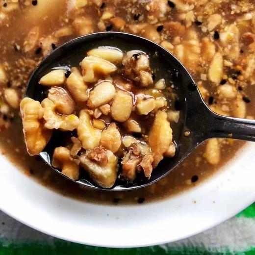 【坚果红糖姜茶】采用老姜、红糖纯原料，搭配菜籽油炒制提香，拒绝香精、防腐剂，保留食材本味，打破传统姜茶单调口感，搭配花生、核桃、腰果、白芝麻4种坚果，既有红糖的清甜，又有坚果的香脆。 商品图1