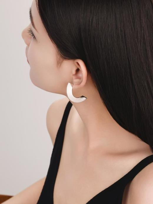 IIPO宜珠宜宝原创「扇韵」系列极简半圆耳环铜镀金(礼盒装) 商品图3