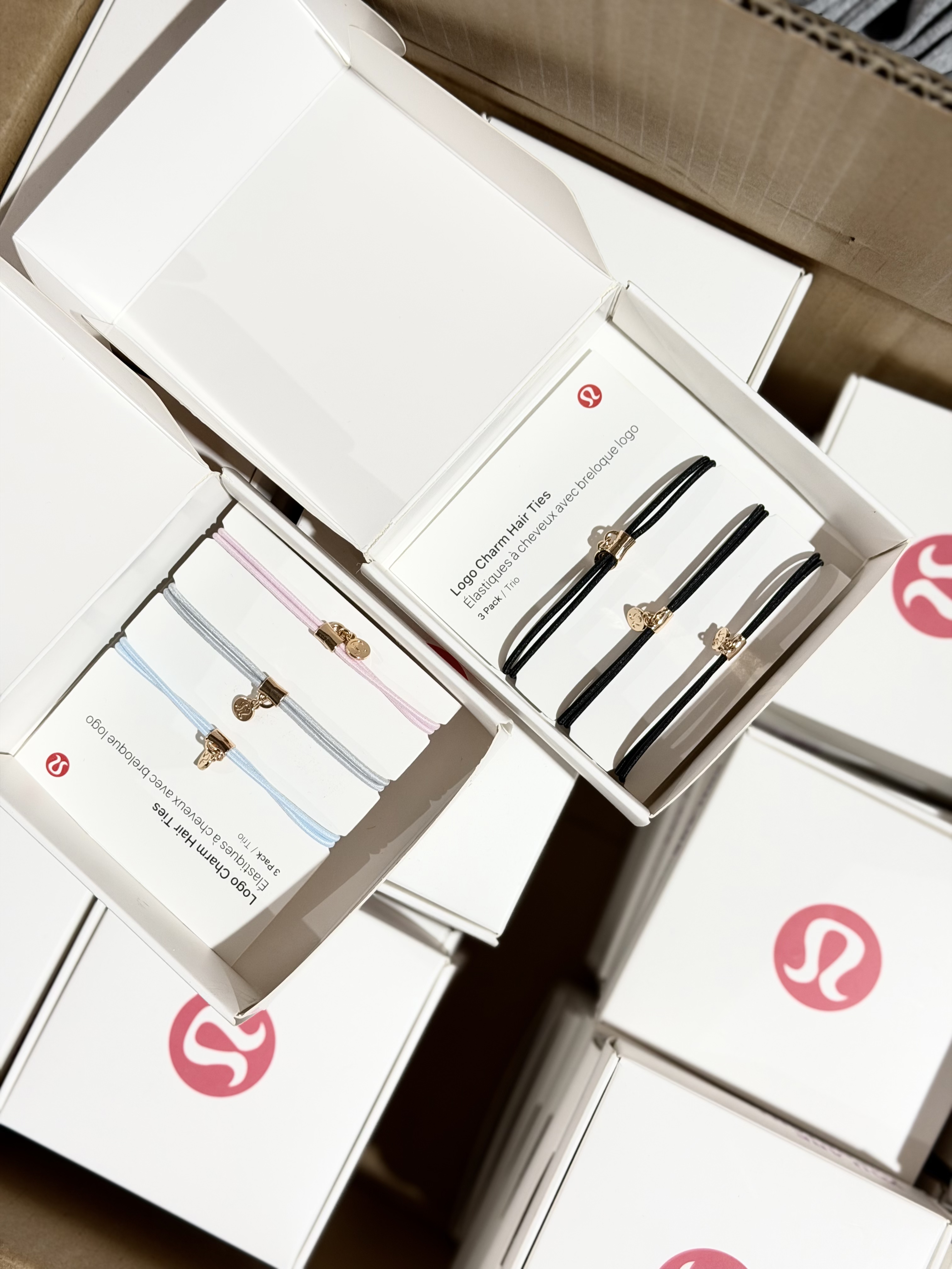 一盒3条装。！ lululemon Logo Charm Hair Ties（Logo 吊坠发圈发绳），