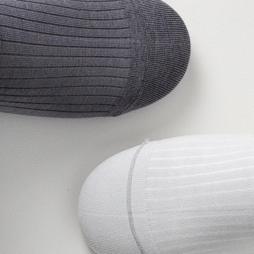 凉感桑蚕丝~春夏4双装短筒男袜 黑白灰百搭基础款 商务风十足 68%棉+8.3%桑蚕丝材质 轻薄透气 39-44码 商品图3