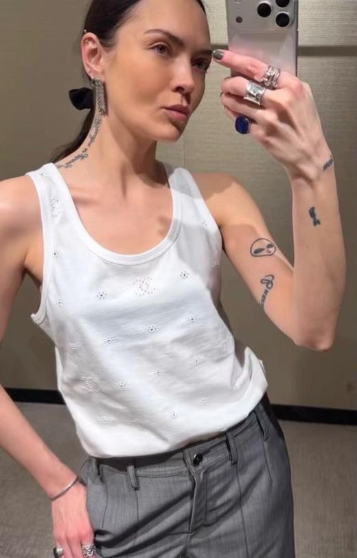 一店d 镂空刺绣背心+短袖 香奶奶家𝐂𝐡𝐚𝐧𝐞𝐥 𝟐𝟔𝐩 商品图0