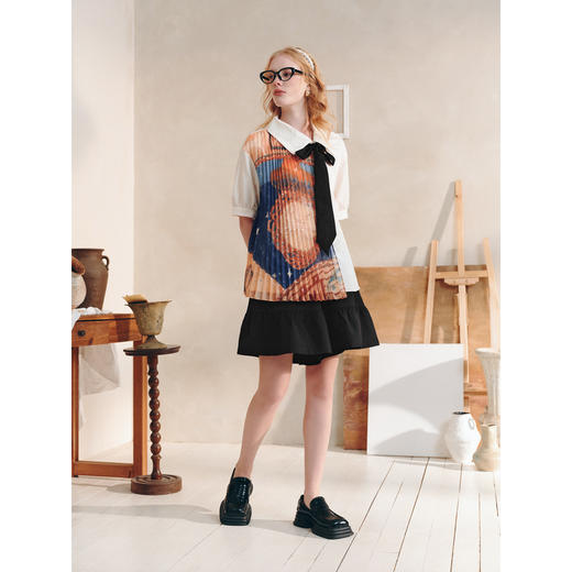 两三事日常诗稿2026夏季新款艺术风压褶印花系带不对称翻领衬衫女 商品图1