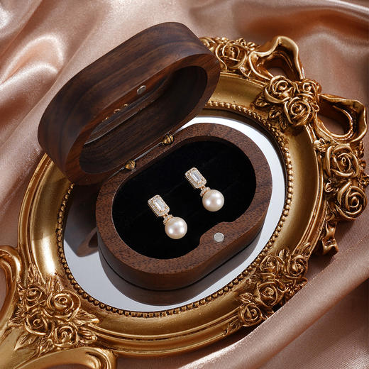 子佩集【曦光女神】银S925珍珠惜王妃耳钉【E4363】7.8mm珠镀金方块2601 商品图1