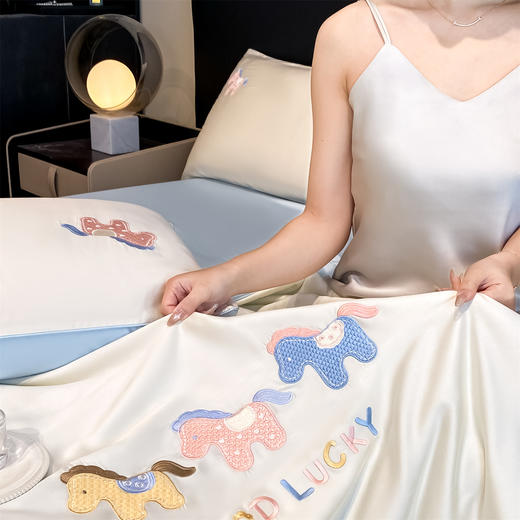 【品牌直发】加倍生活 A类水洗仿真丝刺绣小马元素刺绣夏被四件套-以梦为马系列 8色可选 商品图3