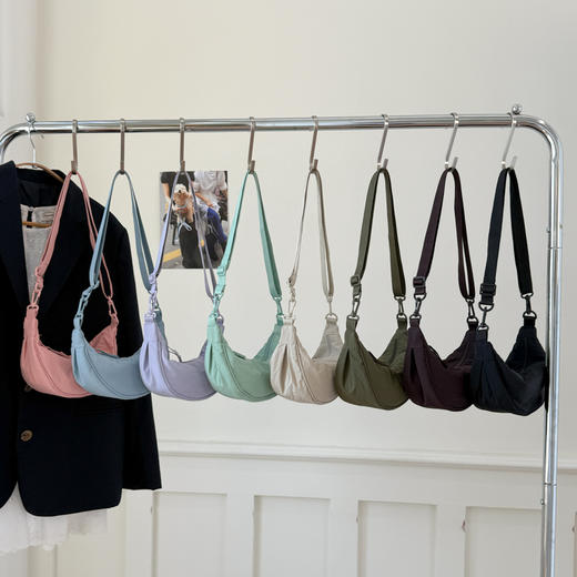 限量优惠立减💰10！【2026年新款U家同款-mini三背饺子包】❗️经典永不过时的饺子包.八色可选！✅可以单肩斜跨，可以手提手腕，还可以挂在包包上 商品图0