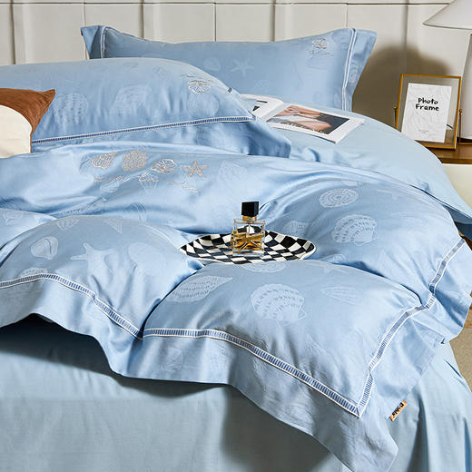多喜爱 全棉提花四件套 深海/山茶日记/羽之翼 丝光质感 柔滑舒适精美刺绣 莹润蓝亲肤纯棉立体提花经典套件提花套件三方拼一边设计礼盒包装 商品图3