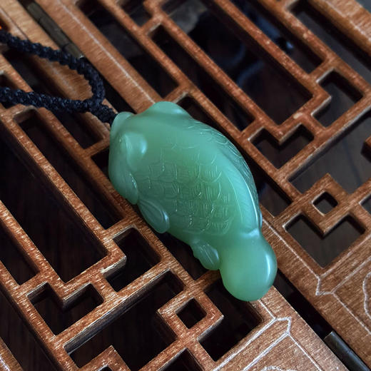 【天然正品】天然细腻沙枣青油润度佳过光无结构锦鲤造型（年年有余）和田玉吊坠项链37.7*20.0*13.1MM（皆取最大值）170126NJS71 商品图7