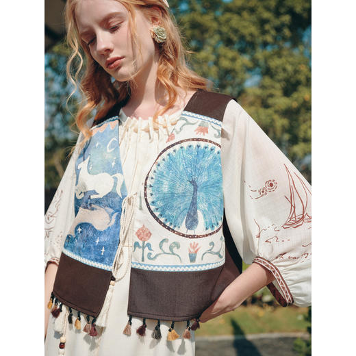 两三事旧话织梦2026夏新款复古流苏下摆绑带印花马甲女宽松马夹女 商品图2