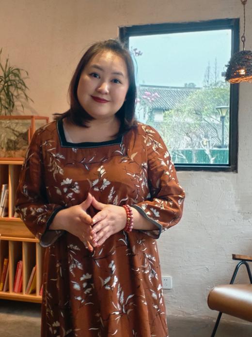 【群内福利】【方领中长裙】复古新中式方领中长裙，焦糖色人棉，印花既不张扬也能衬托肤色，同时自带显白滤镜 商品图1