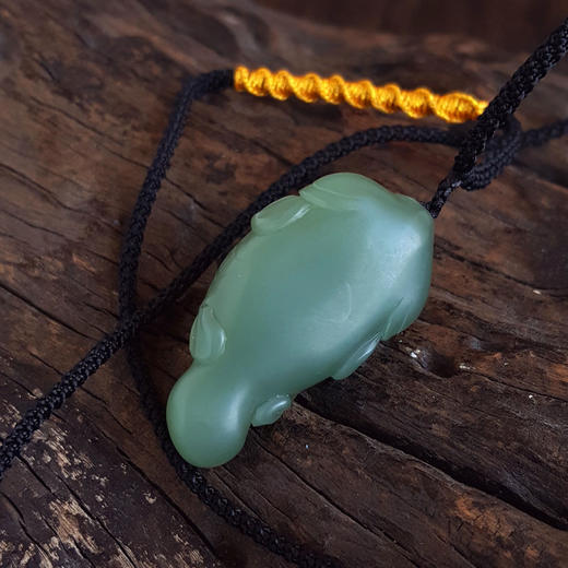 【天然正品】天然细腻沙枣青油润度佳过光无结构锦鲤造型（年年有余）和田玉吊坠项链37.7*20.0*13.1MM（皆取最大值）170126NJS71 商品图6