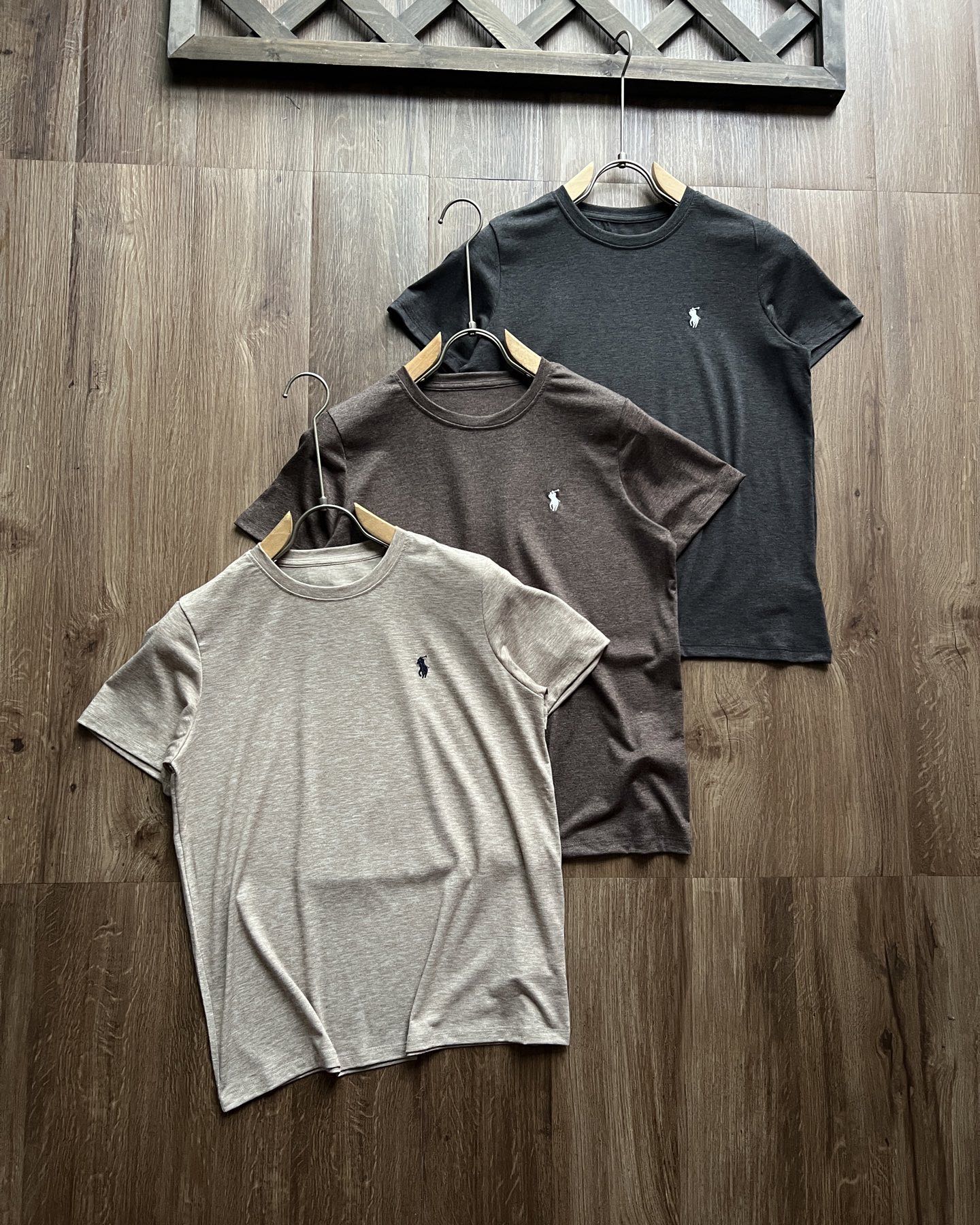 女款经典马标刺绣T恤、正肩剪裁+柔软纯棉、穿着舒适透气，胸前小马刺绣超有辨识度