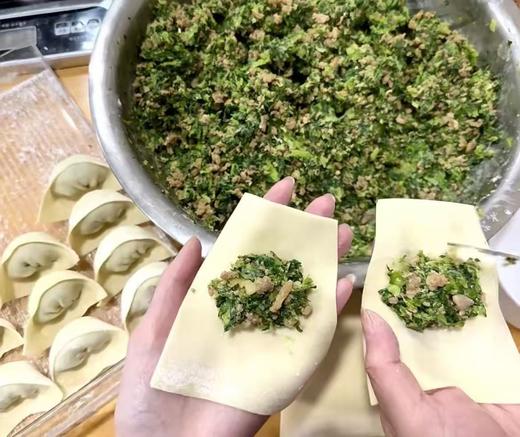 周一取货：【荠菜油渣鲜肉馄饨】一盒10枚，选用新鲜的食材，口感清新，味道鲜美。 商品图1