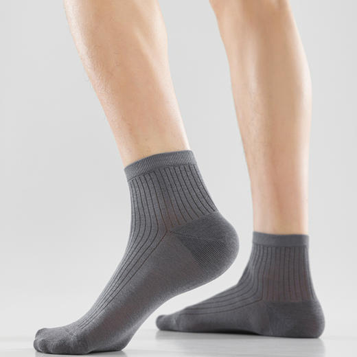 凉感桑蚕丝~春夏4双装短筒男袜 黑白灰百搭基础款 商务风十足 68%棉+8.3%桑蚕丝材质 轻薄透气 39-44码 商品图4