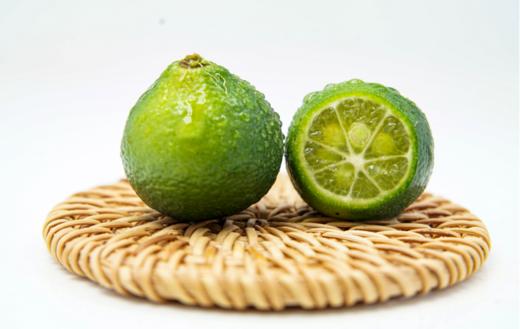 【海南 小青桔】夏天里的小清新、冷饮里必不可少的一抹欢喜！轻轻切开 汁水四溅 香味扑鼻 是抵挡不住的酸爽诱惑 随手切两片泡水里就能让你小清新一整天 商品图1
