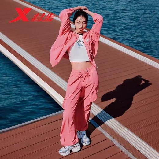 6楼特步运动女士梭织薄外套锦纶柔滑微皱974228140142水红色 商品图1