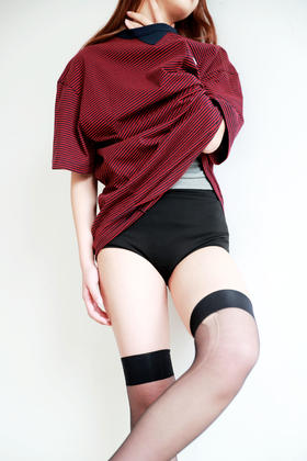 港风条纹tee，胸口小标设计。宽松复古做旧磨破圆领半袖儿C032458