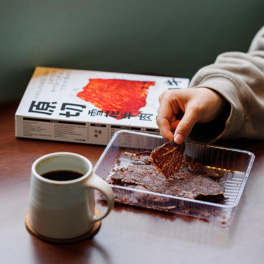 【原切雪花牛肉干】谷物饲养 自带奶香，口感细腻嫩滑，有点点烟熏香  回味是奶感十足啊~  50g/盒 商品图6