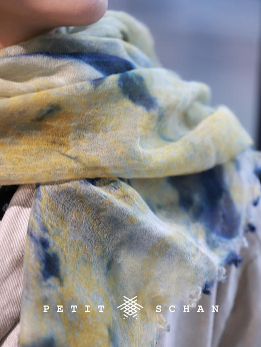 PETIT SCHAN小闪 ACC#055 In short supply 青黄不接 羊绒真丝手工扎染薄款围巾披肩 商品图5