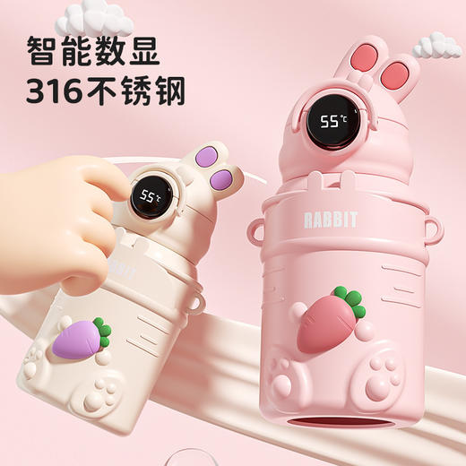 【智能数显❗️兔子儿童保温杯】卡通兔子萌趣造型，一键显温防烫嘴，长效保温保冷，智能数显实时测温，防漏防摔，宝宝喝水更安心，高颜值水杯学生宝宝背带吸管杯子L 商品图0