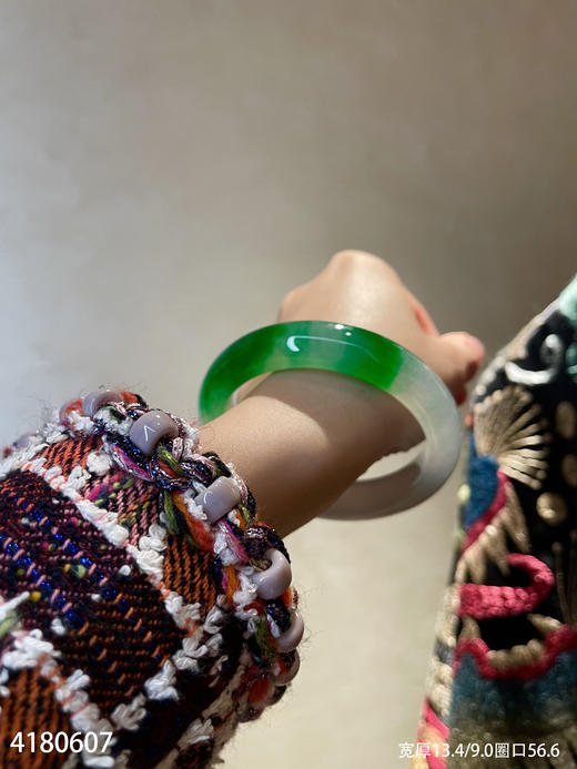 艳绿手镯【4180607】圈口56.6～具体价格微信咨询 商品图1