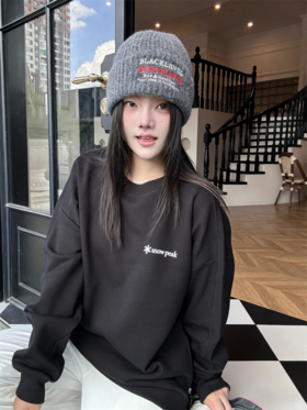 雪峰硅胶logo黑色圆领加绒卫衣    男女同款