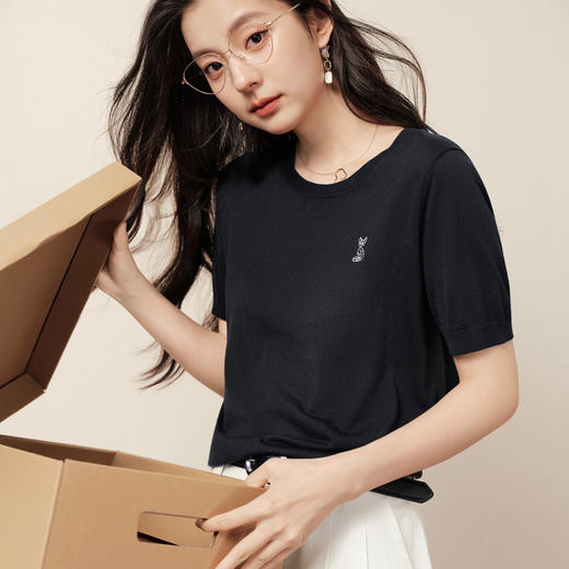 【商场同款】诗凡黎圆领刺绣针织衫2025秋新款短袖上衣3G7131271 商品图2