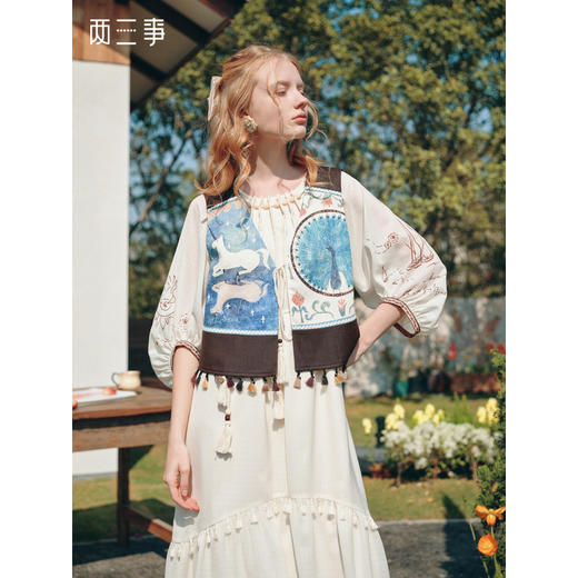 两三事旧话织梦2026夏新款复古流苏下摆绑带印花马甲女宽松马夹女 商品图0