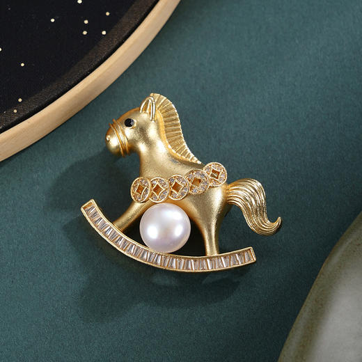 子佩集【马上添财】珍珠惜王妃胸针【XXXZ244】9mm珠镀金马五钱币2601 商品图0
