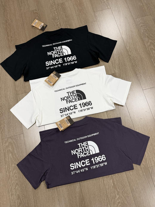 韩单正品 TNF北面胸前胶标1966印花短袖，颜色：黑色 白色 紫色
尺码：S M L XL XXL 商品图0