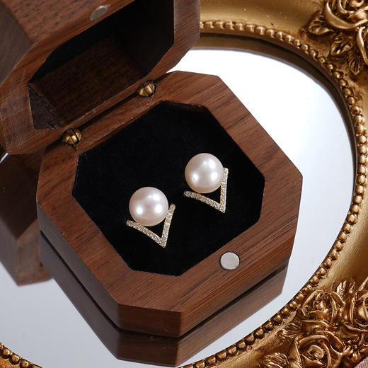 子佩集【胜利之光】银S925珍珠惜王妃耳钉【YE0950】8mm珠镀金V字2601 商品图0