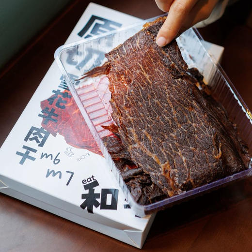 【原切雪花牛肉干】谷物饲养 自带奶香，口感细腻嫩滑，有点点烟熏香  回味是奶感十足啊~  50g/盒 商品图1