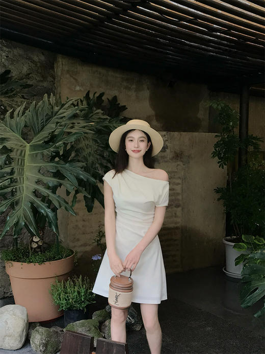 【气质知性简约短袖连衣裙】天赐小蛮腰，上身自带与生俱来的气质感 优雅且知性，腰部褶皱设计，穿届的"伪素颜"视觉显瘦 商品图4