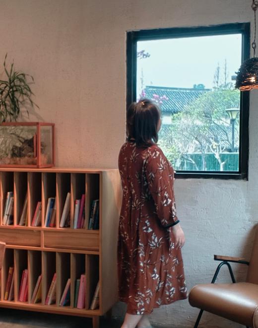 【群内福利】【方领中长裙】复古新中式方领中长裙，焦糖色人棉，印花既不张扬也能衬托肤色，同时自带显白滤镜 商品图3