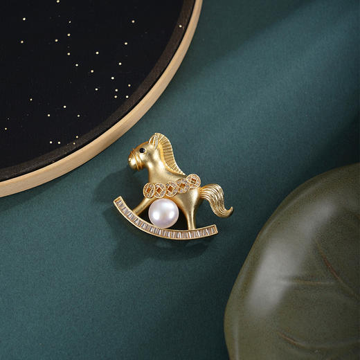 子佩集【马上添财】珍珠惜王妃胸针【XXXZ244】9mm珠镀金马五钱币2601 商品图1