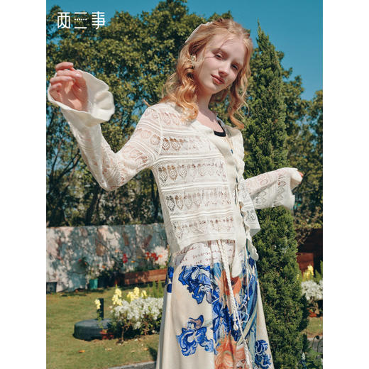 两三事 素影清欢 2026夏季新款百搭荷叶边绑带门襟镂空针织开衫女 商品图0