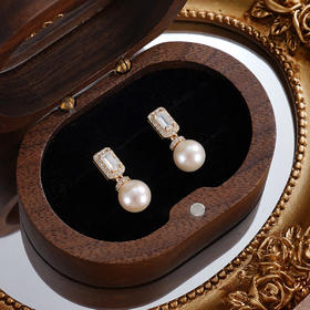 子佩集【曦光女神】银S925珍珠惜王妃耳钉【E4363】7.8mm珠镀金方块2601