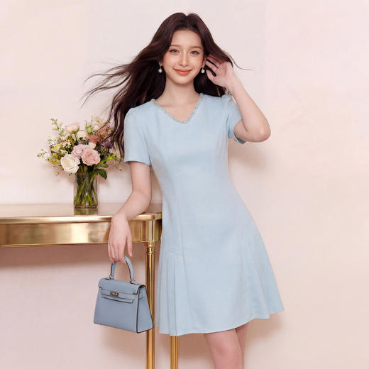 奢姿大码女装2026夏季时尚V领百褶连衣裙胖妹妹气质清新显瘦长裙9962872057 商品图3