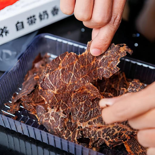 【原切雪花牛肉干】谷物饲养 自带奶香，口感细腻嫩滑，有点点烟熏香  回味是奶感十足啊~  50g/盒 商品图4