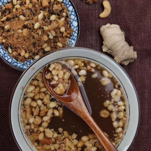 【坚果红糖姜茶】采用老姜、红糖纯原料，搭配菜籽油炒制提香，拒绝香精、防腐剂，保留食材本味，打破传统姜茶单调口感，搭配花生、核桃、腰果、白芝麻4种坚果，既有红糖的清甜，又有坚果的香脆。 商品图5