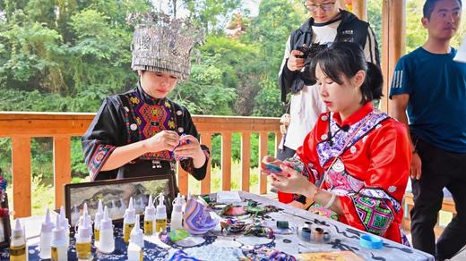 【五一/暑期】东方仙本那有多美？探秘22℃山水恩施～亲子6日，VIP船入屏山峡谷，走进隐世天坑、古村鹿院坪，做客土家族吊脚楼，专场火塘歌会，西兰卡普非遗体验、换装旅拍…定金锁暑期团早鸟减800！ 商品图3