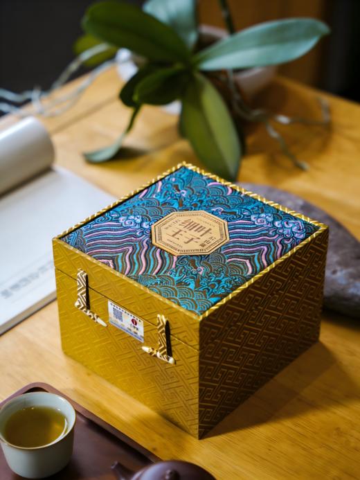 【名额过半！】【细叶王子】2026年春茶预售后山麓王子片区贡茶传奇：一叶难求的极致奢品 品细叶王子，享帝王口福：一汤入口，细腻之中见真质500克/团 8团/件 商品图1