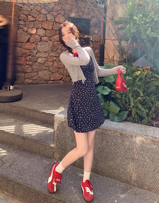 韩系感爆棚❗️【碎花系带连衣裙套装一套锁死】显瘦又减龄直接封神❗️"显脸小+大长腿"双buff叠加❗️这套不囤简直亏哭!！ ✅藏青底色 + 小碎花印花，显瘦天花板，黑黄皮穿也显白两个度 商品图1