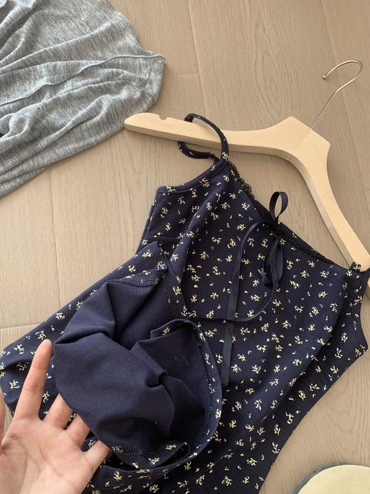 韩系感爆棚❗️【碎花系带连衣裙套装一套锁死】显瘦又减龄直接封神❗️"显脸小+大长腿"双buff叠加❗️这套不囤简直亏哭!！ ✅藏青底色 + 小碎花印花，显瘦天花板，黑黄皮穿也显白两个度 商品图5