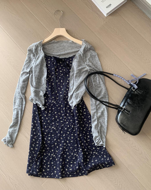 韩系感爆棚❗️【碎花系带连衣裙套装一套锁死】显瘦又减龄直接封神❗️"显脸小+大长腿"双buff叠加❗️这套不囤简直亏哭!！ ✅藏青底色 + 小碎花印花，显瘦天花板，黑黄皮穿也显白两个度 商品图4