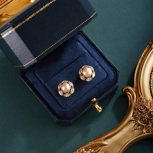 子佩集【‌沁园秀色】银S925珍珠惜王妃耳钉【E4739】8.5mm珠镀金花绕六瓣花2601 商品图1